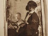 une vieille photo représentant une femme et un enfant devant un tableau