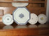 a lot of plates that are sitting on a shelf