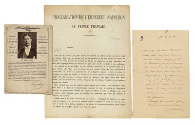une pile de vieux journaux sur laquelle figure la photo d'un homme en costume