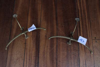 deux poignées fixées à un parquet