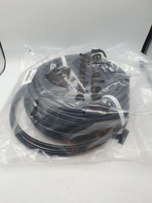 une photo d'un câble enveloppé dans du plastique posé sur une table
