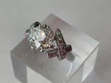 une bague en diamant posée sur une boîte transparente