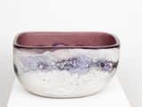 un bol blanc et violet posé sur une table blanche