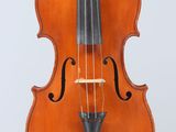 un vieux violon avec un archet sur fond blanc