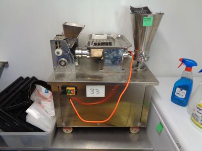 une machine posée sur un comptoir