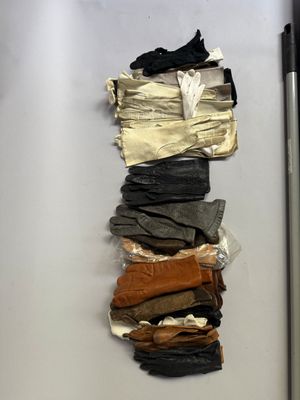 tout un tas de vêtements différents accrochés sur un réfrigérateur