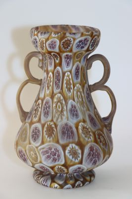 un petit vase posé sur une table