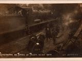 une photo en noir et blanc d'un train sur les rails