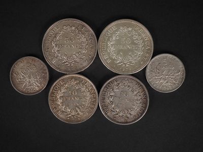 six pièces de monnaie britanniques différentes sur fond noir