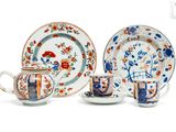 quatre types différents d'assiettes et de tasses sur la table