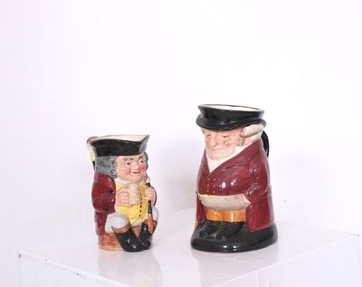 ROYAL DOULTON, Angleterre. Deux pichets anthropomorphes Joll…