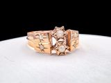 Gros plan sur une bague en or ornée de perles