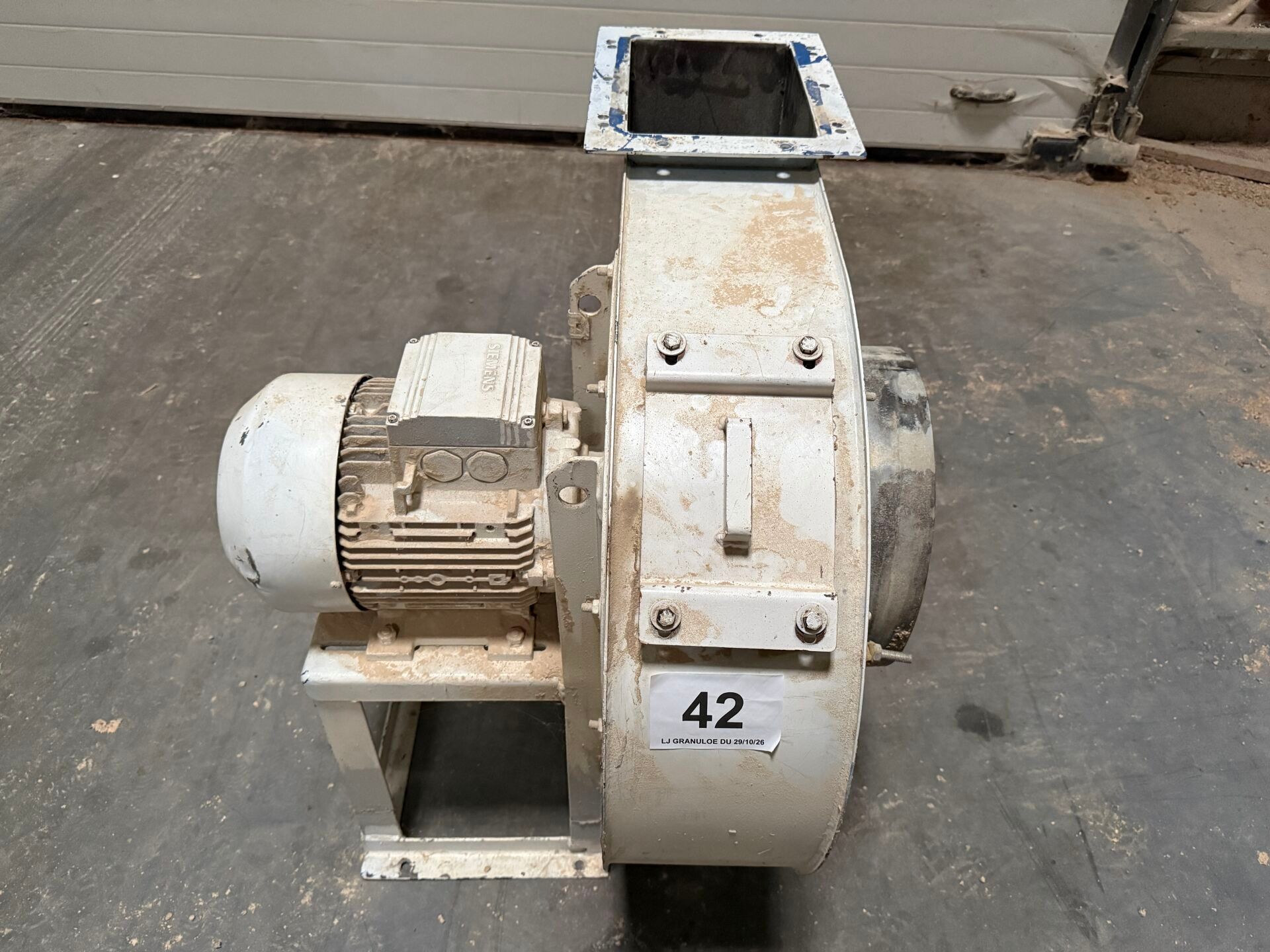 Ventilateur industriel sans marque apparente