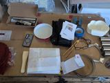 une table sur laquelle il y a beaucoup de choses