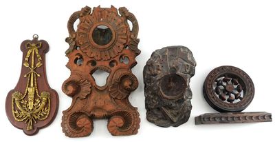 trois pièces différentes en bois sculpté sur un fond blanc