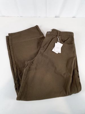 l'arrière d'un pantalon kaki muni d'une étiquette