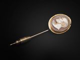 une broche en or et ivoire représentant la tête d'une femme
