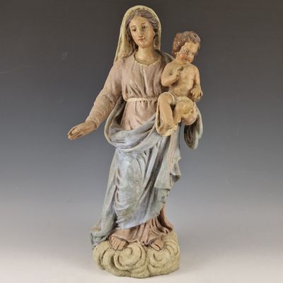 l'image d'une statue représentant une femme tenant un enfant dans ses bras