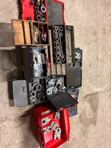 Important lot de boîtes garnies d’accessoires de pince à sertir e...