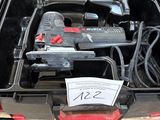 une boîte à outils contenant des outils, posée sur le sol