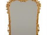 une image d'un miroir encadré d'or sur un fond blanc
