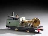 une maquette de machine à vapeur exposée sur une table
