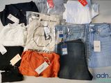 une pile de vêtements posée sur une table
