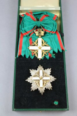 une image représentant une boîte contenant une croix et un ruban