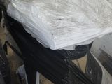 un chat assis sur une pile de bagages