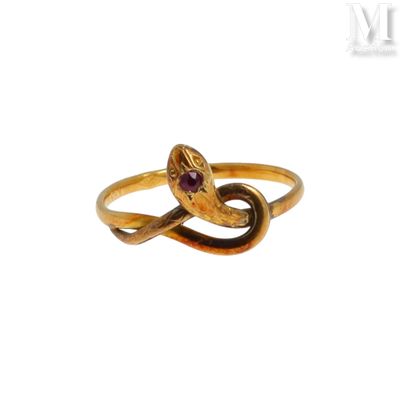 une image représentant une bague en or ornée d'une pierre violette au centre