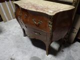 une petite commode surmontée d'un miroir