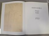 un livre ouvert sur lequel figure le dessin d'une femme