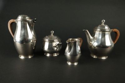 un ensemble de théières et de cafetières en argent posées sur un fond noir