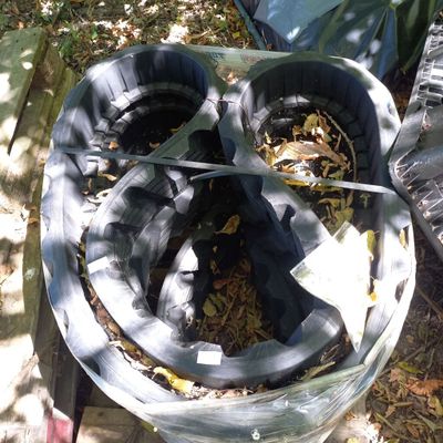 une poubelle posée par terre