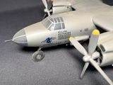 une maquette d'avion posée sur une table