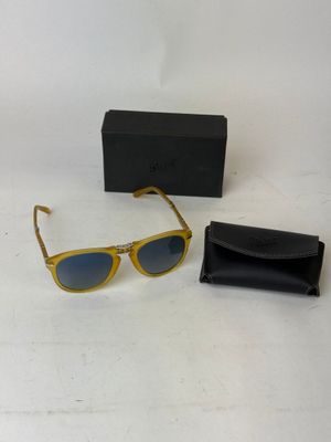 des lunettes de soleil et leur étui posés sur une surface blanche, sur fond blanc
