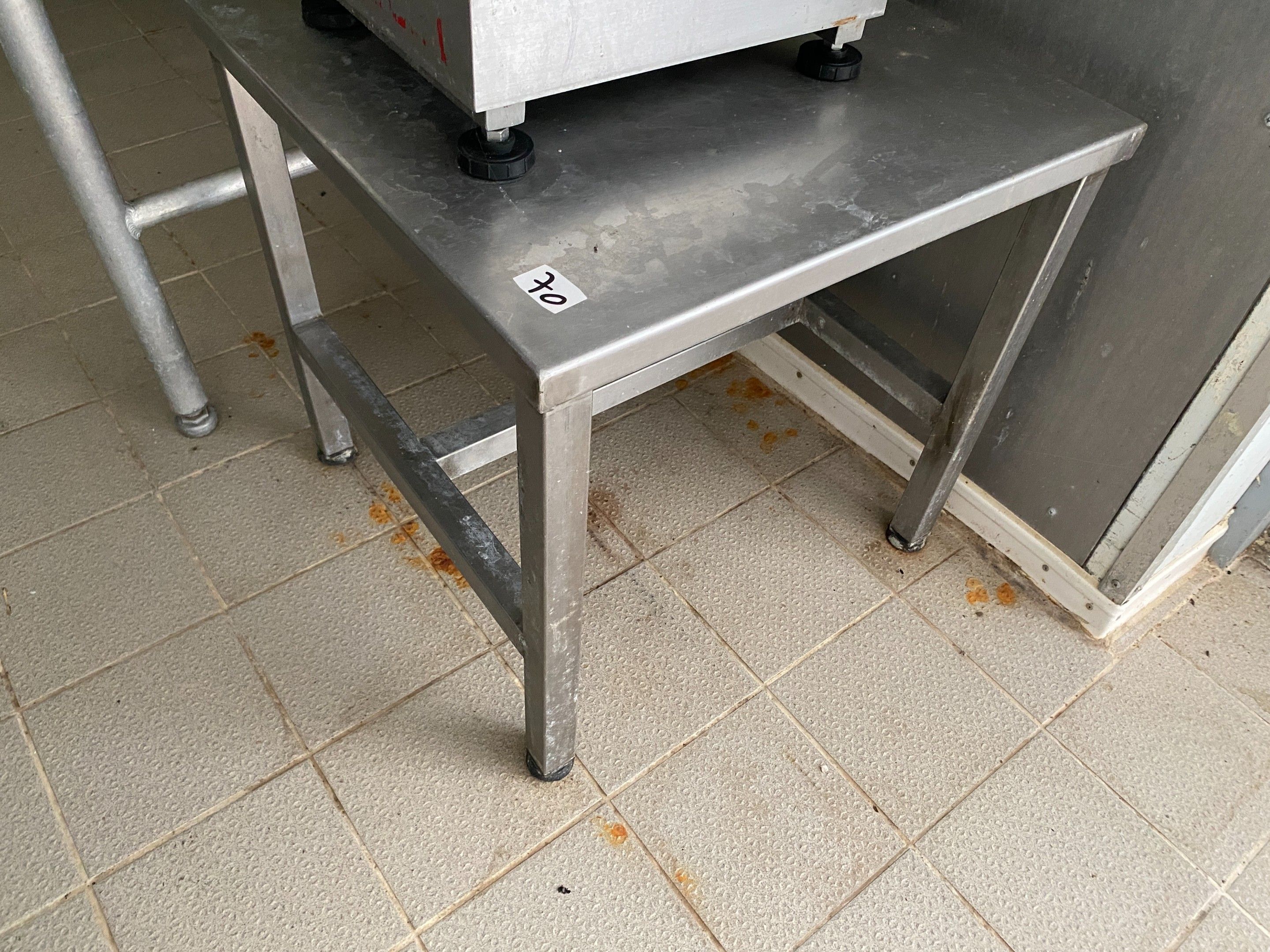 Une table basse carrée en inox Dimensions : 54 x 56 x 56 cm …