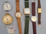 Plusieurs modèles de montres sont disposés sur une table
