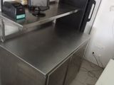 un comptoir en acier inoxydable dans une cuisine commerciale