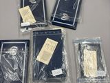 cinq sacs contenant des objets posés sur une table