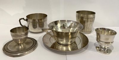 Lot comprenant : -Tasse et sa soucoupe en métal argenté.