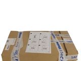 une boîte en carton sur laquelle est posé un bout de papier