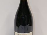 une bouteille de vin posée sur une table