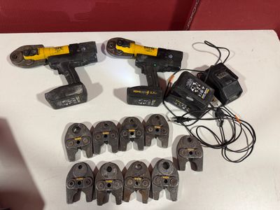 un grand nombre d'outils posés sur une table