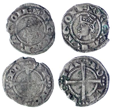 quatre pièces d'argent ornées d'une croix au recto et d'une croix au verso