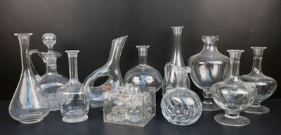 un grand nombre de vases en verre posés sur une table