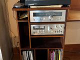 un tourne-disque posé sur une étagère, à côté d'un autre tourne-disque