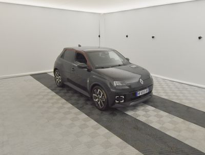 une petite voiture garée dans un garage