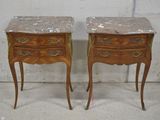 paire de tables de chevet anciennes françaises à plateau en marbre