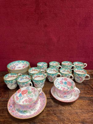 de nombreuses tasses et soucoupes posées sur une table en bois